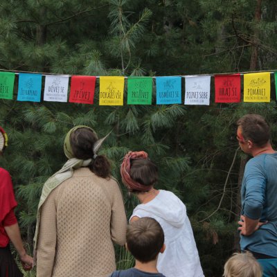 lesní rodinný tábor přírodního učení a dovedností